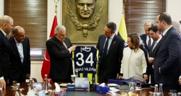 Ali Koç, Binali Yıldırım’a Fenerbahçe forması hediye etti