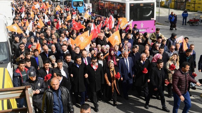 Sancaktepeliler, devasa bir Türk Bayrağı ile yürüdüler