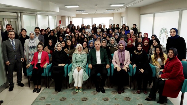 Başkan Erdoğan’dan TÜRGEV’li kız öğrencilere ziyaret