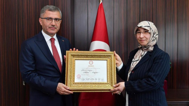 Mazbatayı alan Türkmen, “Artık bütün Üsküdarlıların Belediye Başkanıyım”