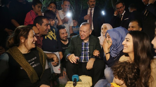 Başkan Erdoğan, “Biz böyle sevdik. Halkımızın tümünü böyle kucakladık”