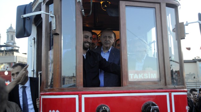 Başkan Erdoğan, nostaljik tramvayla Taksim’i gezdi