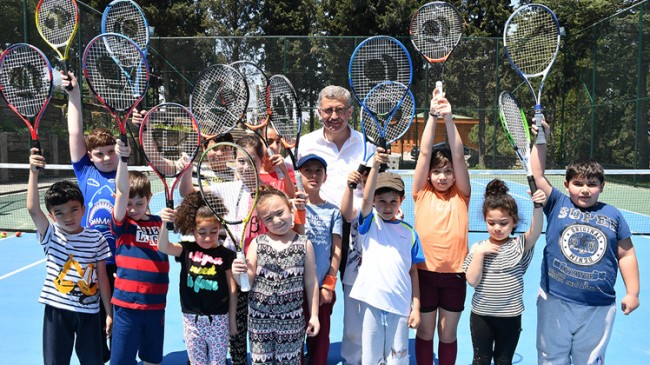Üsküdar Belediyesi’nden Nakkaştepe Millet Bahçesi’nde tenis dersleri