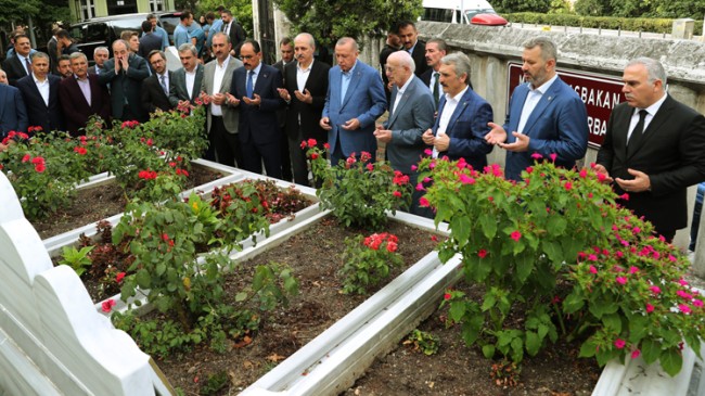 Başkan Erdoğan, Necmettin Erbakan hocanın kabrini ziyaret etti
