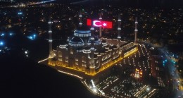 Büyük Çamlıca Camii mahyasında dev Türk bayrağı yansıtıldı