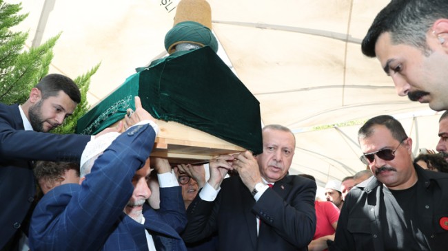 Başkan Erdoğan hocası, Emin Işık’ın tabutuna omuz verdi
