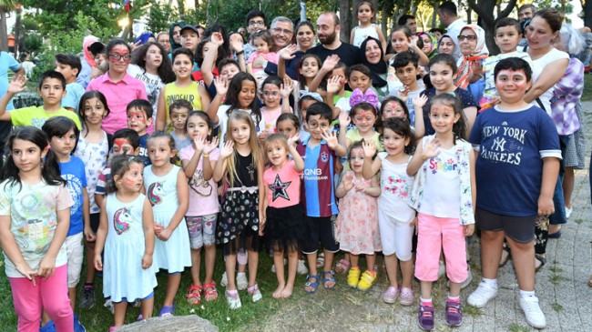 Başkan Hilmi Türkmen’e çocuklardan yoğun sevgi seli