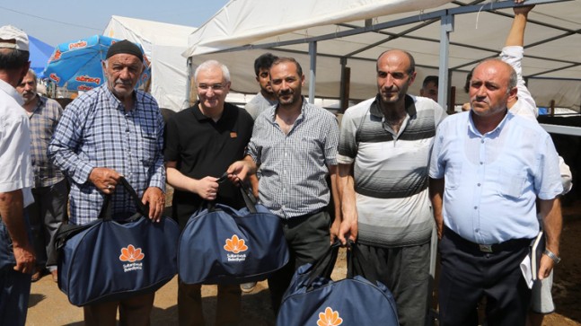 Sultanbeyli Belediyesi’nden kurban alanındaki esnafa malzeme desteği