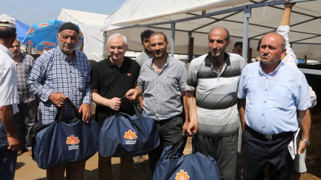 Sultanbeyli Belediyesi’nden kurban alanındaki esnafa malzeme desteği
