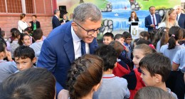 Başkan Türkmen’in çocuk sevgisi