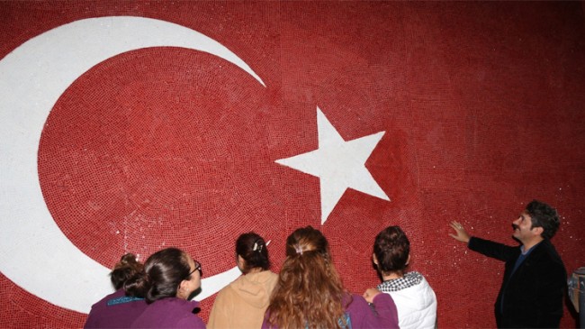 Beykoz’da “Dünyanın En Büyük Parça Cam Mozaiğinden Oluşan Türk Bayrağı”