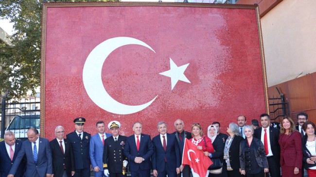 Beykoz’da mozaikten dev Türk Bayrağı