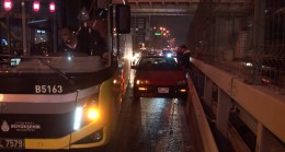 İETT şoförü, otobüse vurup kaçan sürücüyü bariyerlere sıkıştırdı!