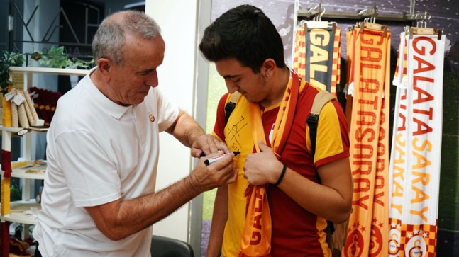 Simoviç, Galatasaray seyircisi ile buluştu