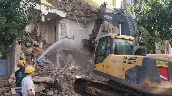 Sultangazi’de riskli binalar yıkılıyor