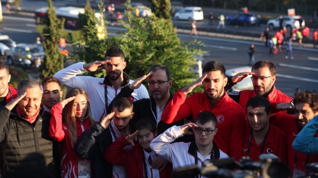Bakan Kasapoğlu ve milli sporcular, Mehmetçiklerimize selam gönderdi