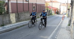 Beykoz Belediyesi’nin bisikletli zabıtaları, ilçenin yokuşlu sokaklarında görevde