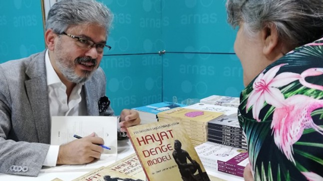 Eğitimci-Yazar Dr. Ömer Faruk Yelkenci, TÜYAP’ta kitabını imzaladı