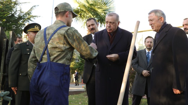 Erdoğan, askere kalemini hediye etti