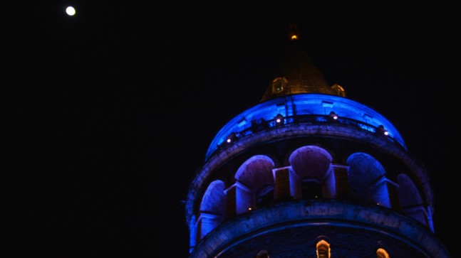 Galata Kulesi maviye büründü