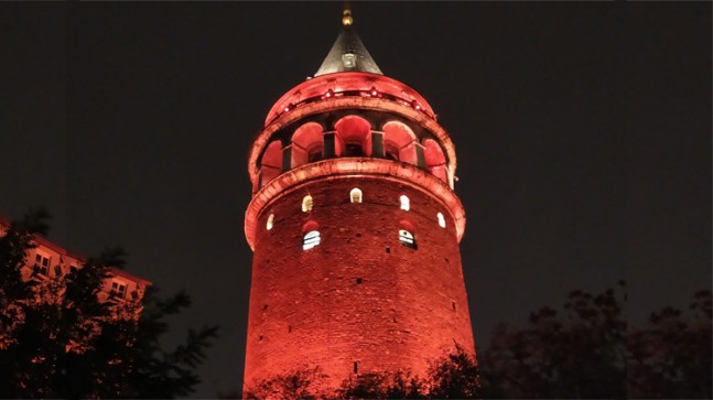 İstanbul’un simgeleri turuncuya büründü
