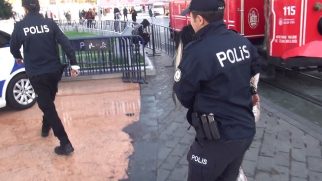 Alkollü kadın, Taksim’i birbirine kattı!