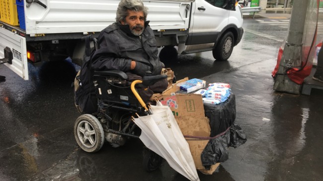 Köse, tekerlekli sandalyesi ile dilenmek yerine mendil satarak geçiniyor