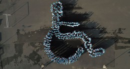 Öğrencilerden tekerlekli sandalye figürü