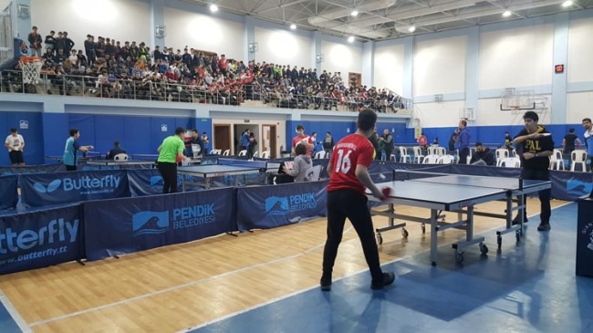 Pendik’te öğrenciler, masa tenisi turnuvasında kıyasıya mücadele etti