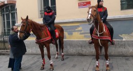 Atlı polisler İstiklal Caddesinde nöbette