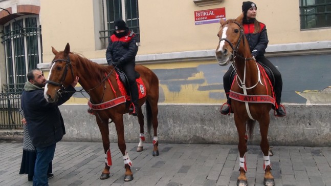 Atlı polisler İstiklal Caddesinde nöbette