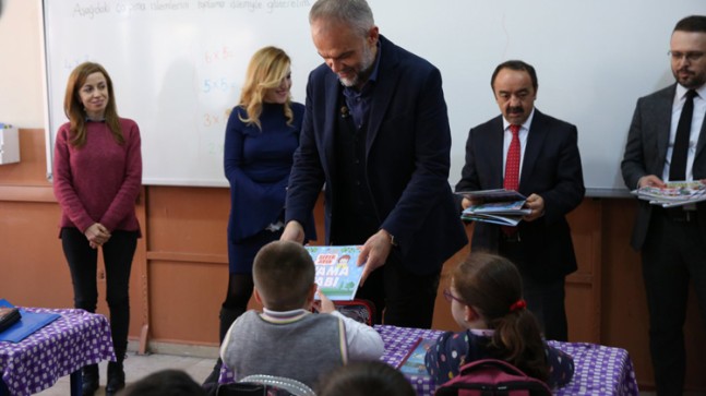 Başkan Poyraz’dan karne alan öğrencilere sıfır atık temalı boyama kitabı
