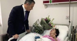 Vali Yerlikaya, araçtan düşen Leyla Çetnikol’u hastanede ziyaret etti