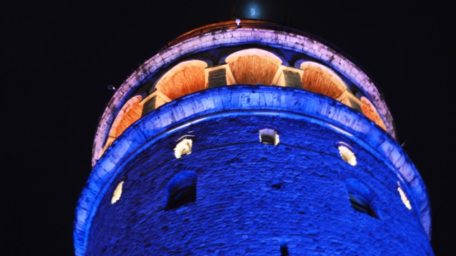 Galata Kulesi’nde mavi turuncu renkler