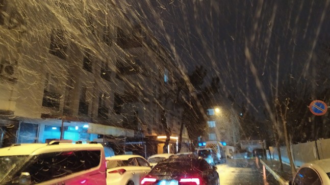 İstanbullar beklediği karla buluştu
