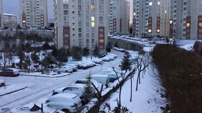 İstanbullular karla uyandı