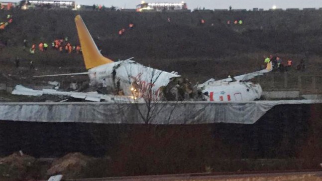 Sabiha Gökçen Havalimanı’nda pistten çıkan uçak parçalandı