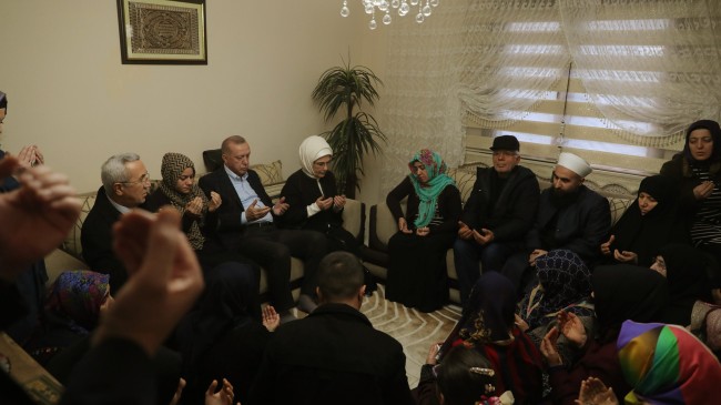 Erdoğan, İdlib Şehidi Emre Baysal’ın Sancaktepe’deki evini ziyaret etti