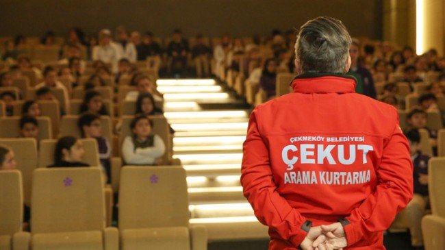 Çekmeköy Belediyesi ekiplerinden öğrencilere ve vatandaşlara afet eğitimi