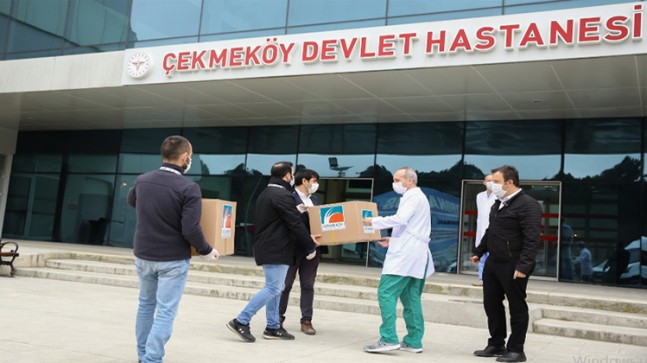 Çekmeköy Belediyesi ilçedeki sağlık çalışanlarına siperli maske dağıttı