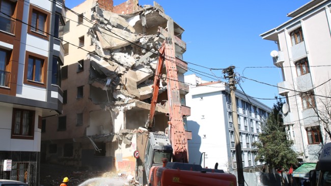 Esenler’de riskli bina yıkıldı