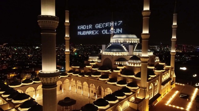 Büyük Çamlıca Camii, Kadir Gecesi’nde havadan görüntülendi