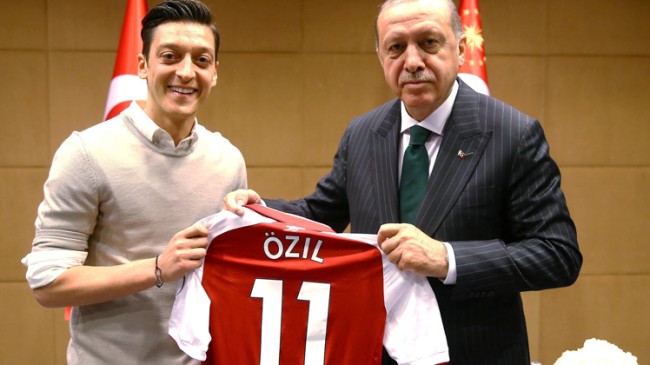 Mesut Özil, Türk Kızılay’ına 713 bin lira bağış yaptı
