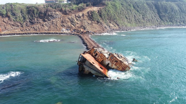 Şile’deki gemi parçalanarak alınıyor