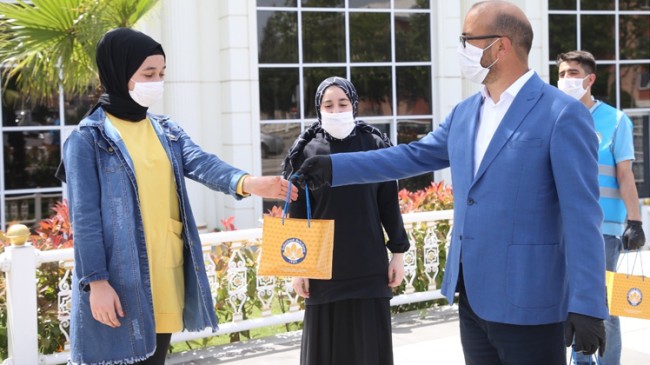 Sultanbeyli Belediyesi’nin kitap hediyesi, gençleri mutlu etti