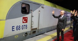 Türkiye’nin ilk yurt içi yük treni Asya’dan Avrupa’ya geçti