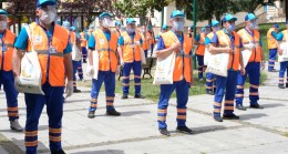 Üsküdar Belediyesi, bugün kapı kapı dolaşarak 150 bin maske dağıttı