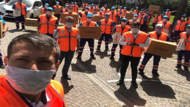 Üsküdar Belediyesi’nin dev ekibi, maske dağıtımına devam ediyor