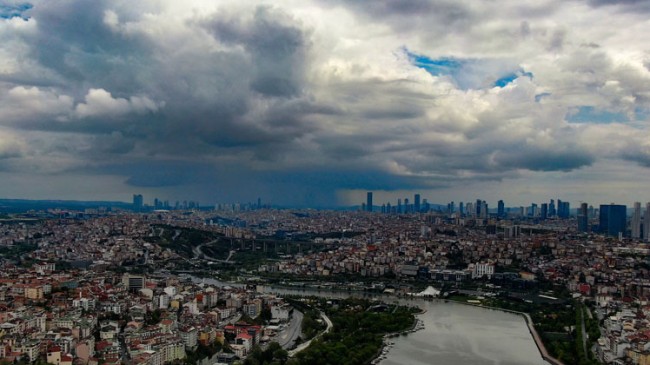 Yağmur bulutları İstanbul’a girerken görüntülendi