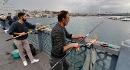 Amatör balıkçılar Galata Köprüsü’ne koştu